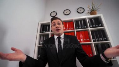 Siyah takım elbise gösteren jest ne genç çekici adam