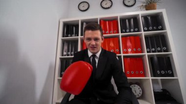 Boks eldivenli sinirli bir işadamı.