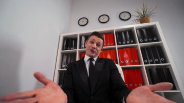 Genç çekici adam jest lanet parmağını göster