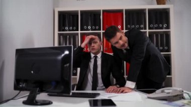 İki olgun işadamları büyük anlaşmayı yitirmek.