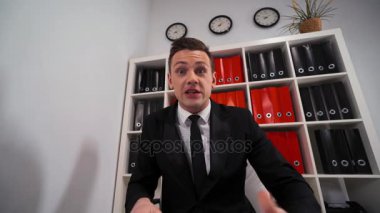 Yırtılma ve faturası belgeleri sallayarak kızgın işadamı