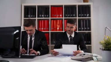 İşadamı peek için onun meslektaşınla eployee masaüstü bilgisayar