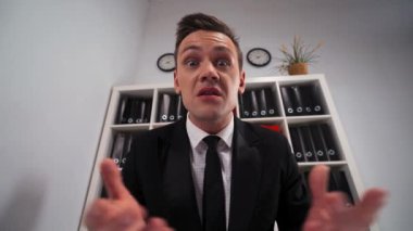 İşadamı girişimci ofiste nefret ediyorum