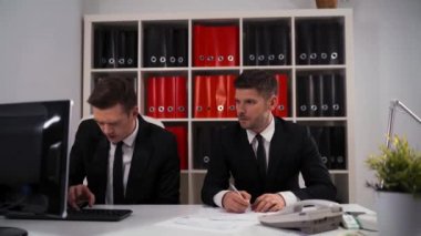 İşadamı deneyin rakip keek bilgi üzerinde casus ama Boks eldiveni karşısında almak için.