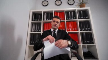 kızgın işadamı belge, sözleşme veya sözleşme kadar yırtılma