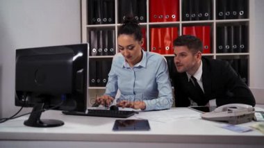 Ofiste çalışma masaüstü bilgisayarı üzerinde çalışma