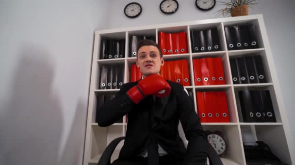 Geschäftsmann mit Boxhandschuhen droht. — Stockvideo