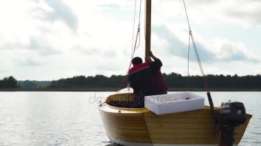 Master ve Yardımcısı ahşap yelkenli üzerinde Nehri üzerinde çalışmak