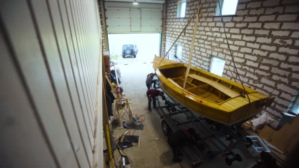 Деревянная лодка в мастерской гаража — стоковое видео