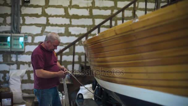 Maestro in spettacoli lavorando con barca a vela fatta in casa in laboratorio 4k. Hobby — Video Stock