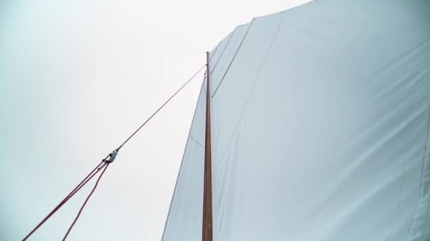 Voile sur voilier en bois avec cordes et blocs de bois . — Video