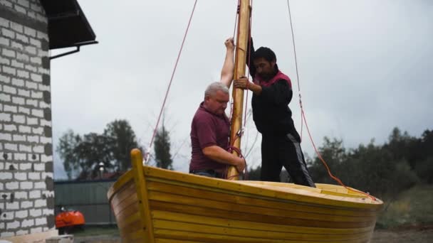 Mast av trä segelbåt däck — Stockvideo