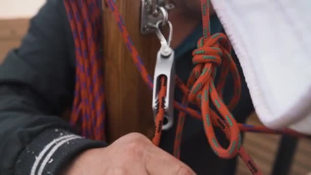 Zeilboot, detail close-up van houten klampen nautische afgemeerd touwen. — Stockvideo