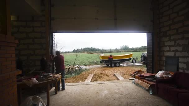 Gros métal voler la chaîne de garage. Porte de fermeture principale de la salle de travail — Video