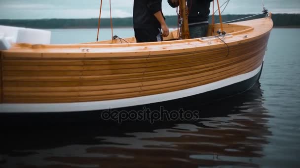 Maestro y su asistente trabajan en velero de madera — Vídeos de Stock