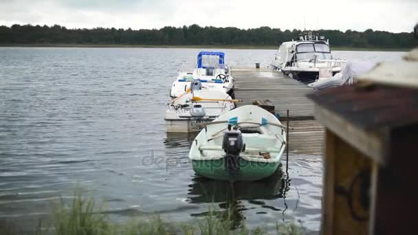 Bir iskele küçük tekne ile Balık tutma köyde görülür — Stok video