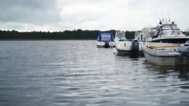 Bir iskele küçük tekne ile Balık tutma köyde görülür