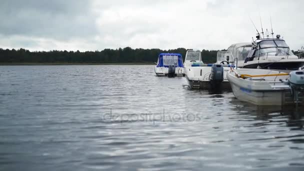 Ein Steg mit kleinen Booten ist im Fischerdorf zu sehen — Stockvideo