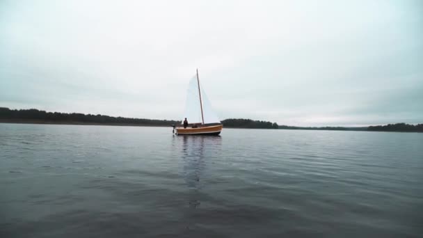 Mestre e assistente trabalhando em veleiro na água — Vídeo de Stock