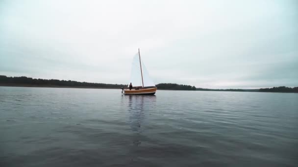 Master and assistant working at sailboat on water — Stock Video