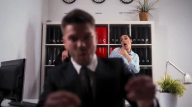 Biz Cuma sonu mutlu. Kamera önünde ofiste neşeyle dans iş adamları.