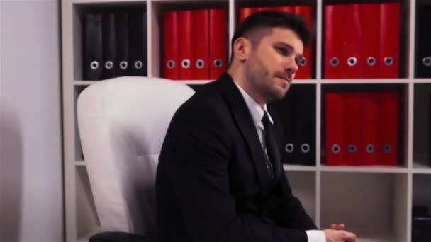 Portrait d'un homme d'affaires prospère regardant sérieusement à la caméra au bureau . — Video
