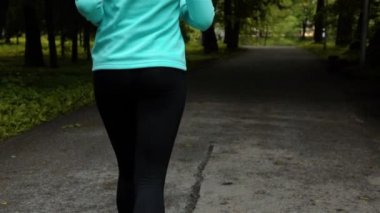 Park açık havada smal kulaklık mutlu sportif kadın.