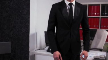 İşadamı atlar ve kazanan Office kutluyor