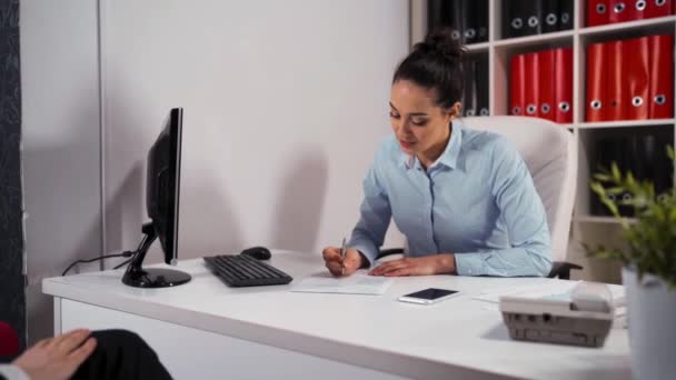 Nomeação entre uma mulher de negócios e cliente no escritório — Vídeo de Stock