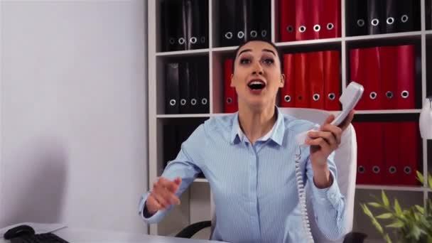 Üzleti nő nyerni nagy kezelése foglalkozik, forró telefonhívás. Szerpentin — Stock videók