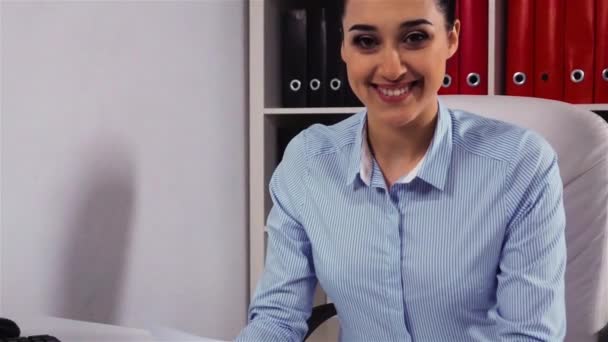 Ευτυχής επιχειρηματίας χαμογελάει κάμερα στο γραφείο — Αρχείο Βίντεο