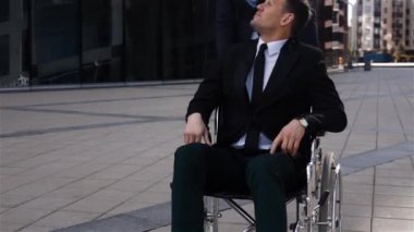 Yardım işkadını işadamı toplantıdan sonra açık devre dışı