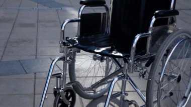 Yakındaki modern Binası haddeleme geçersiz tekerlekli sandalye.