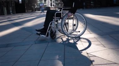 Bedensel Engelliler iş adamı. O onun tekerlekli sandalye için kamera açık dönüm