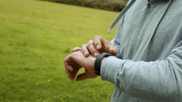 Deportista Correr y Comprueba Fitness Resultados Deporte Rastreador Pulsera Reloj — Vídeo de stock