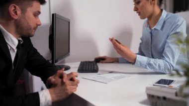 Hoş iş adamları şirket ofisinde bir satın alma işlemi yapar