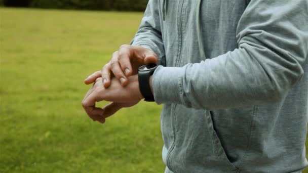 Deportista Correr y Comprueba Fitness Resultados Deporte Rastreador Pulsera Reloj — Vídeos de Stock