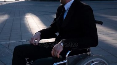 Tekerlekli sandalye mutlu gülümseme ile kamera etrafında dönen ile portre işadamı