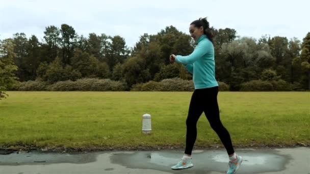 使用智能手表健身智能手表的女跑步运动员 — 图库视频影像