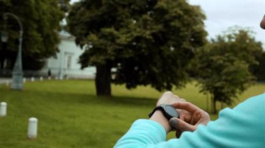 Kadın atlet akıllı izlemek fitness İzleyicisi'ni kullanma