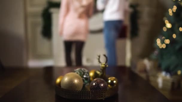 Tiro borrado de Jovem casal com árvore de Natal — Vídeo de Stock