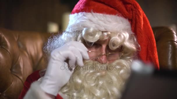 Papai Noel moderno usando almofada digital — Vídeo de Stock