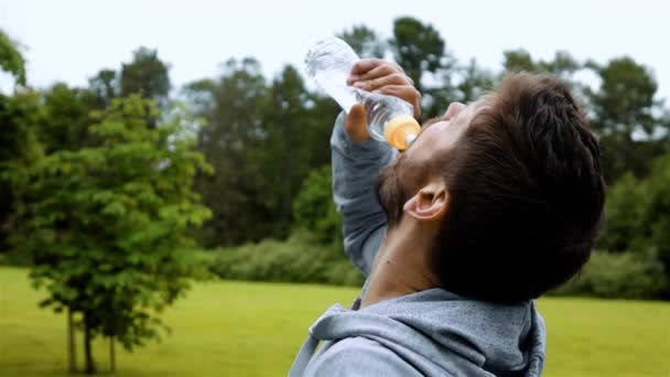 Sportler trinkt Wasser aus Spritzwasserflasche. — Stockvideo