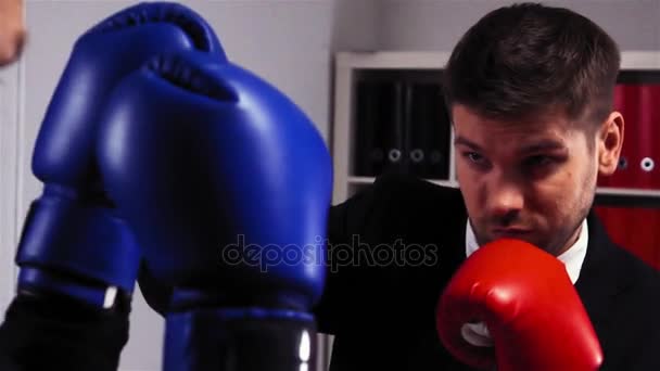 Dos competidores en guantes de boxeo en la sala de oficina — Vídeo de stock