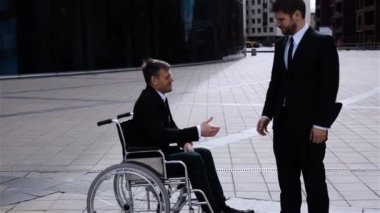 Engelli çalışan elini sıkarken mutlu girişimci