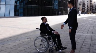 Engelli meslektaşı ile tokalaşırken açık iş kadını