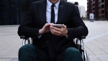Erkek sakat cep telefonu ile çalışma