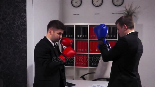 Två konkurrenter kollegor boxning i centrum kontor — Stockvideo