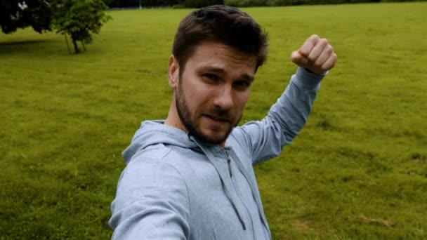 Mužské běžec, takže selfie na jeho smartphone — Stock video