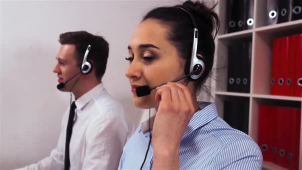 Femme d'affaires avec casque répondant aux appels des clients — Video